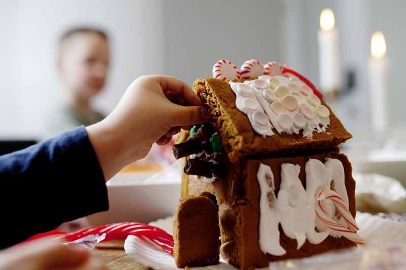 making-gingerbread-houses
