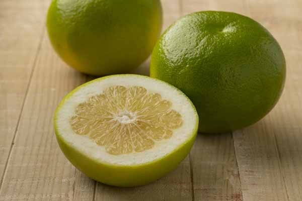 whole-and-half-fresh-oroblanco-fruit