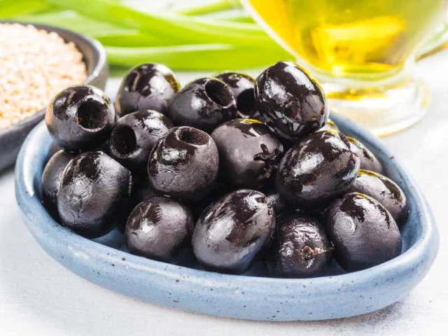 black-olives-in-blue-plate