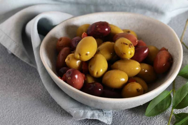 kalamata-red-and-green-olives