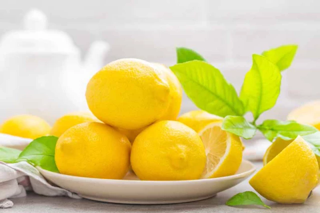 fresh-lemons-with-lemon-leaves